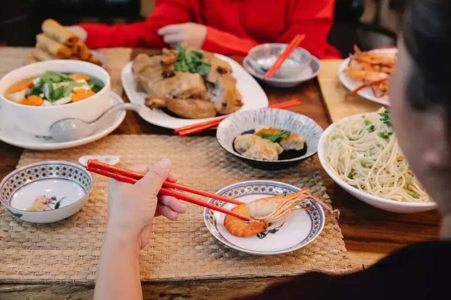 Chinesisches Essen auf dem Tisch