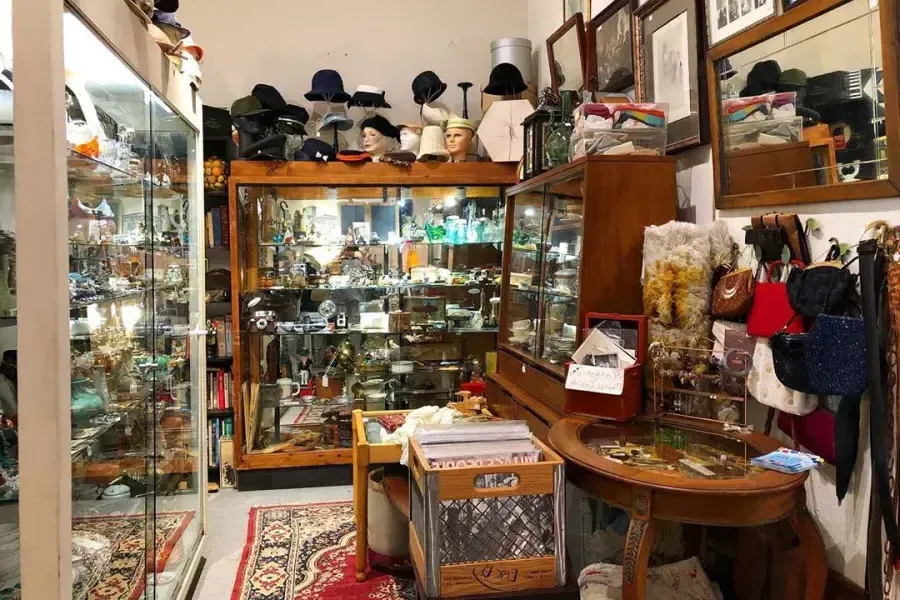 …Cole Valley Antiques各种古董、帽子和艺术品的内部装饰。.