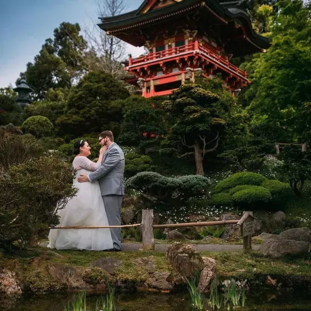 Ehepaar vor dem japanischen Teegarten